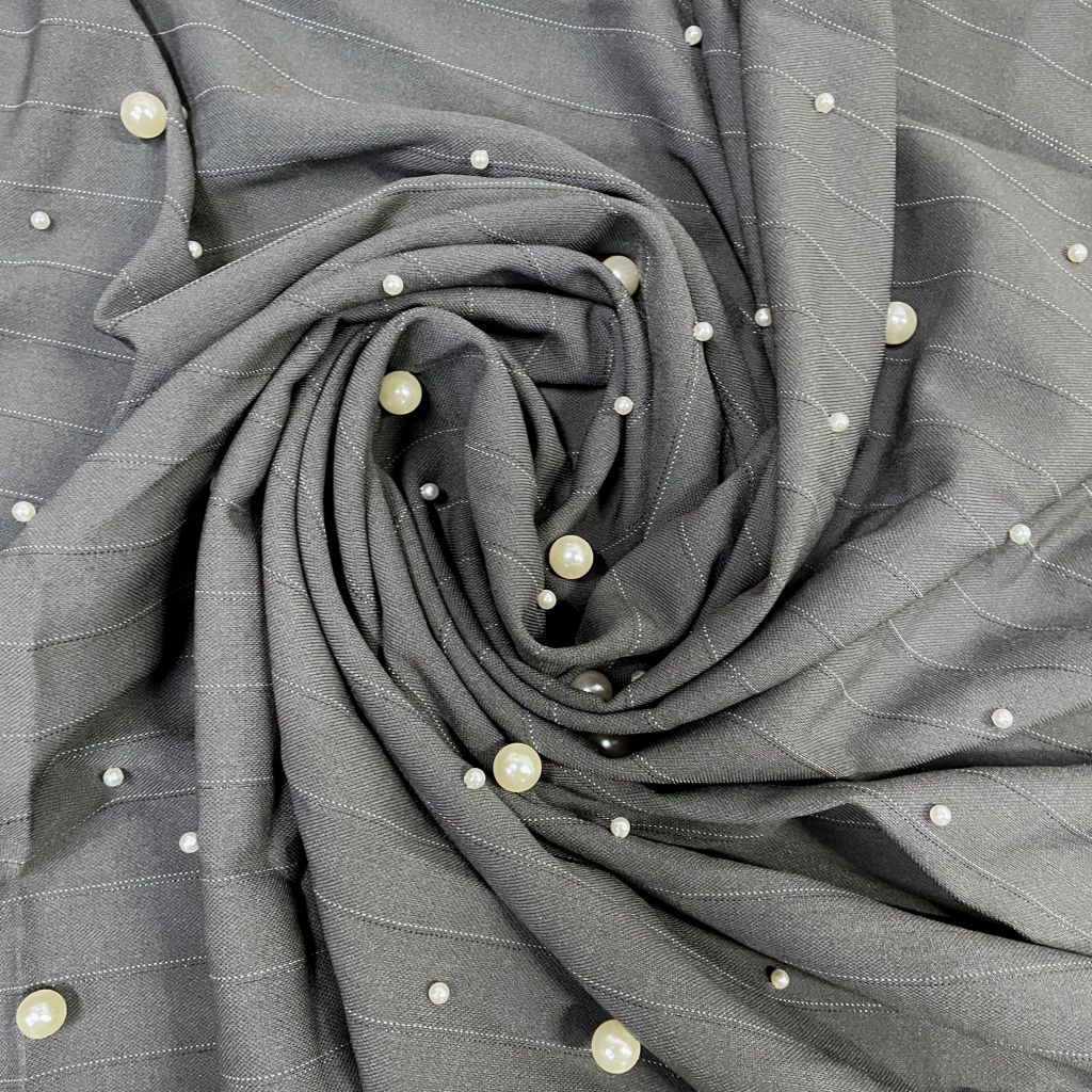 Костюмная серая полоска с жемчугом Костюмная серая полоска с жемчугом